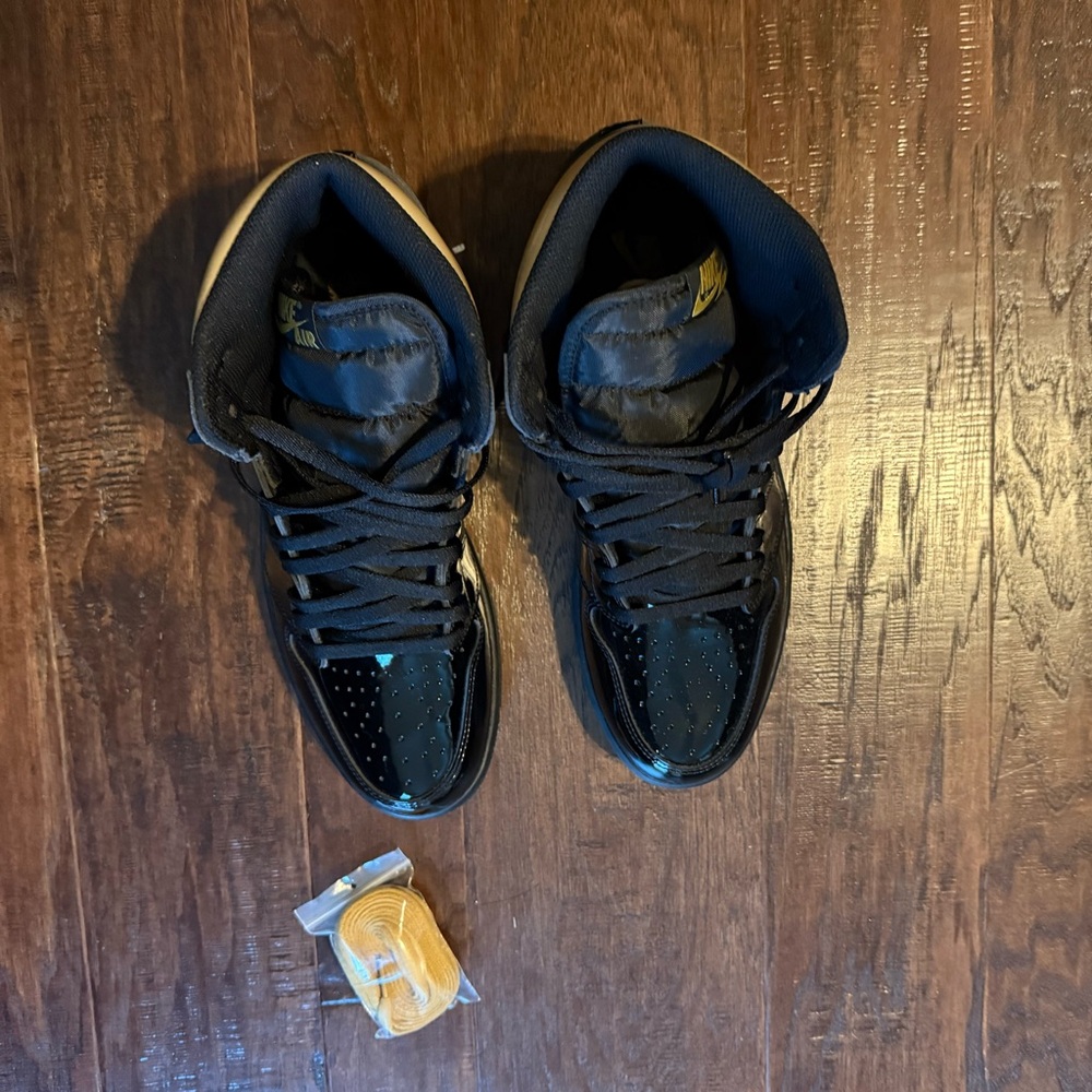 Jordan 1 high oh Black and Gold metallic size 13 Men's